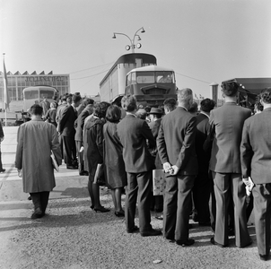 846752 Afbeelding van de demonstratie van het Kangourou-vervoer waarbij een oplegger van vrachtauto op een spoorwagen ...